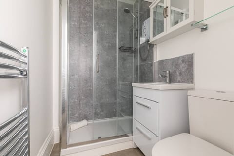 Dove Court Travel Lodge - First Floor Ensuite 5
