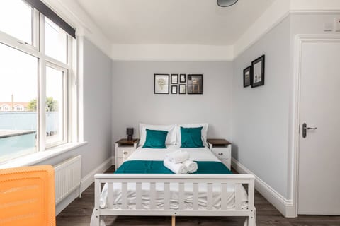 Dove Court Travel Lodge - First Floor Ensuite 5