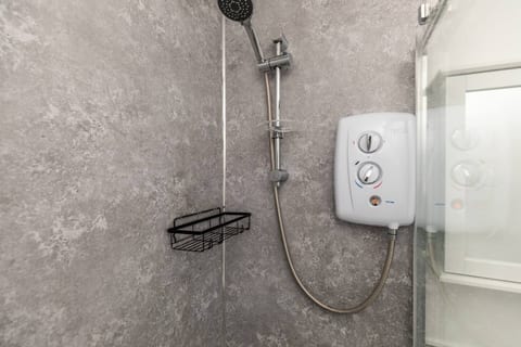 Dove Court Travel Lodge - First Floor Ensuite 5