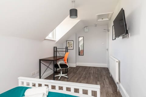 Dove Court Travel Lodge - Top Floor Double Room 6