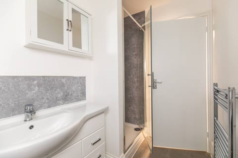Dove Court Travel Lodge - Top Floor Double Room 6