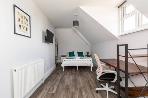 Dove Court Travel Lodge - Top Floor Double Room 6