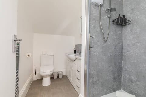 Dove Court Travel Lodge - Top Floor Double Room 6