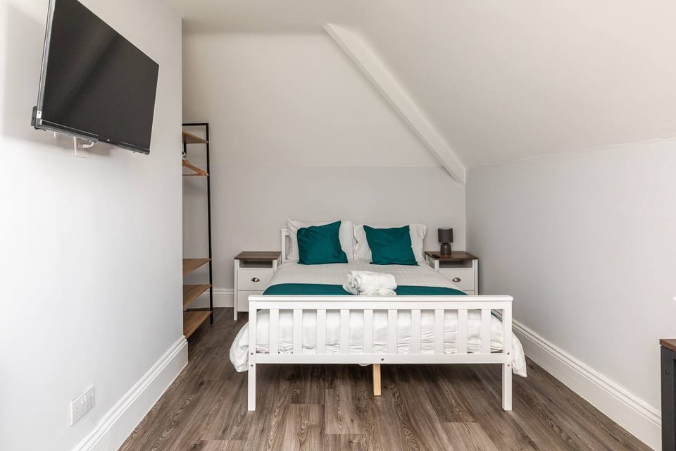 Dove Court Travel Lodge - Top Floor Double Room 6 - Patchway
