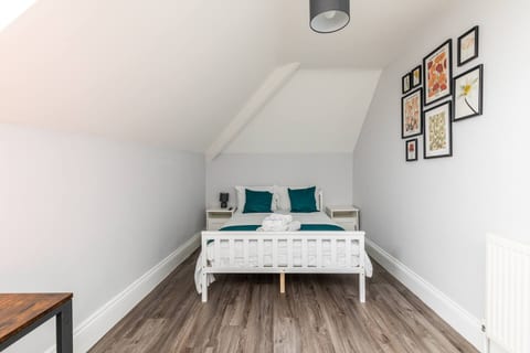Dove Court Travel Lodge - Top Floor Double Room 7