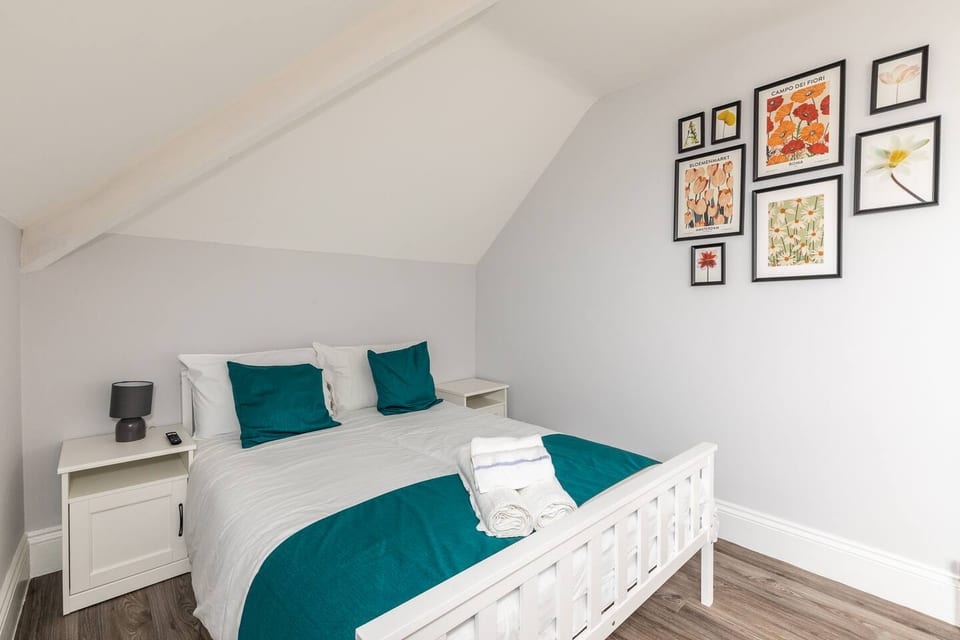 Dove Court Travel Lodge - Top Floor Double Room 7 - Patchway