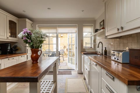 Premium 3-Bed House - Stone Walls & Private Garden
