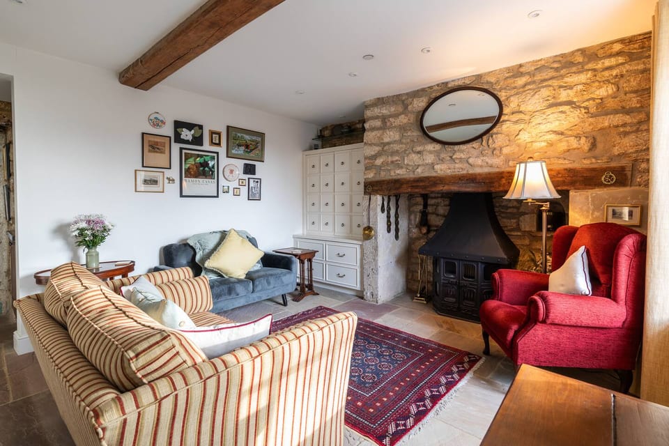 Premium 3-Bed House - Stone Walls & Private Garden - Wiltshire