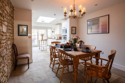 Premium 3-Bed House - Stone Walls & Private Garden