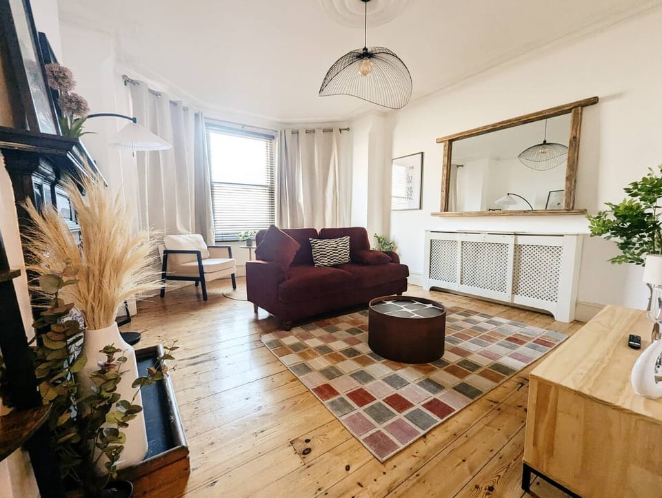Spacious 2-Bed 2-Bath Home with Private Garden - Greater London