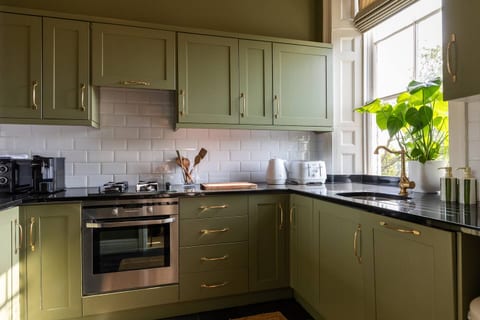 Designer 2-Bed Apartment in Bath - Walk Everywhere