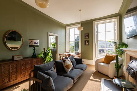 Designer 2-Bed Apartment in Bath - Walk Everywhere