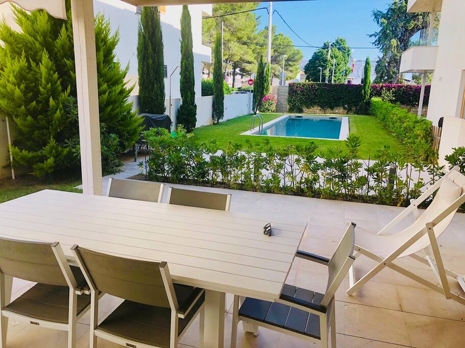 Family Apartment - with Pool - 2min Walk to Beach