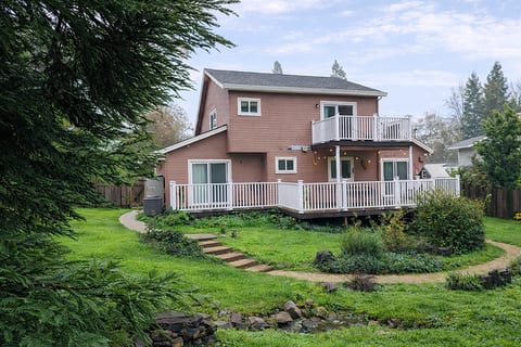Tranquil Creek Haven —3BR close to HW & Amenities