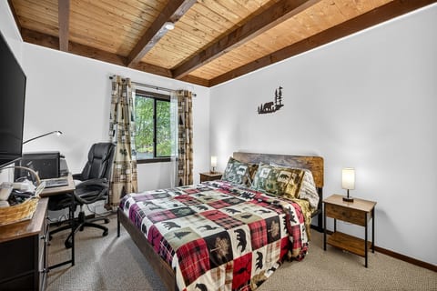 imagine yourself sleeping in this beautiful queen size bed