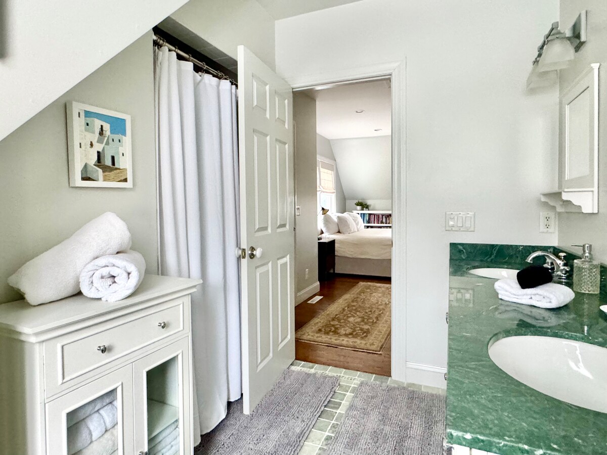 berkshires-fall-escape-with-views-and-cozy-fireplace/