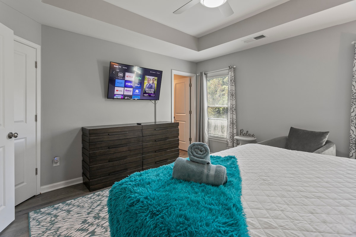 King bed  with Roku TV and USB plug 