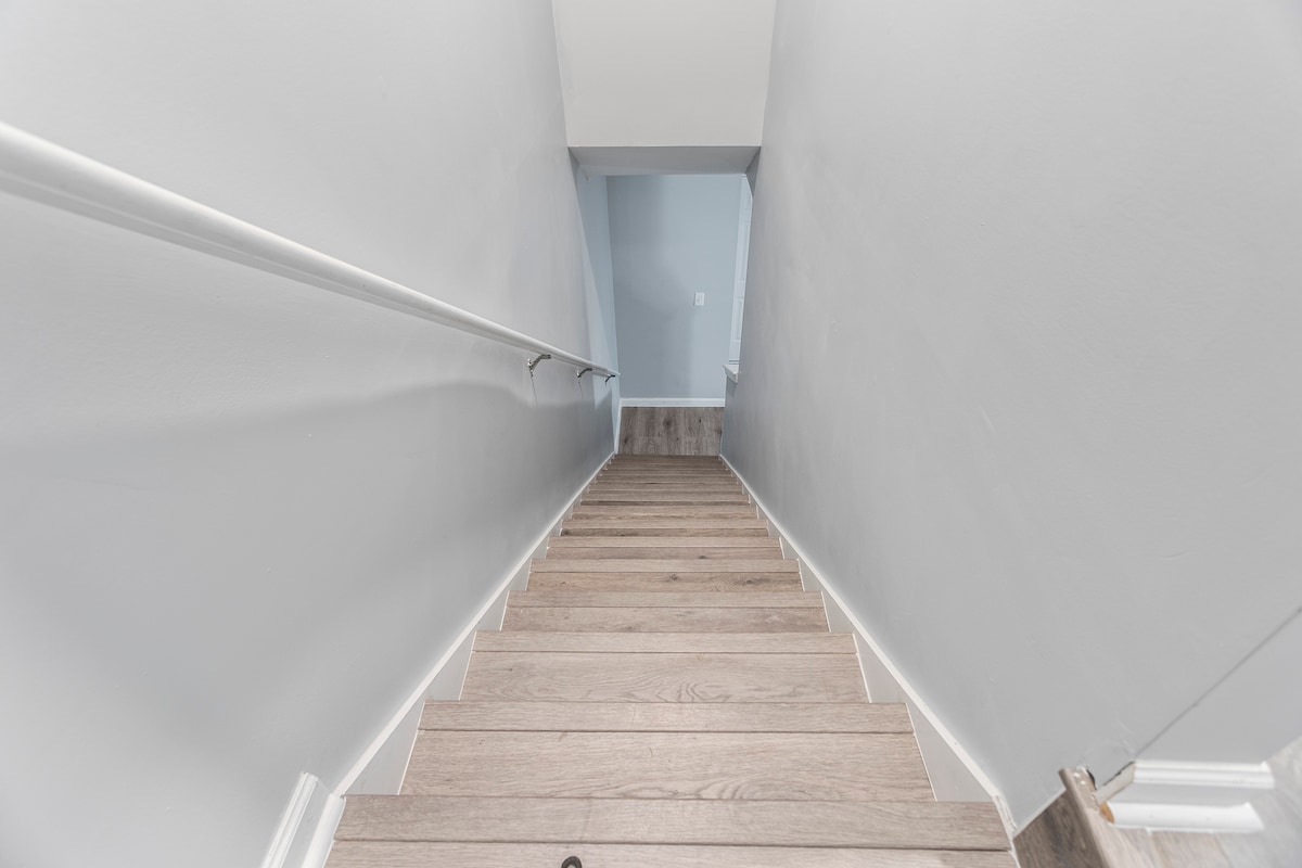 Elegant Townhome | 8 mins from Airport| No Carpet image 47