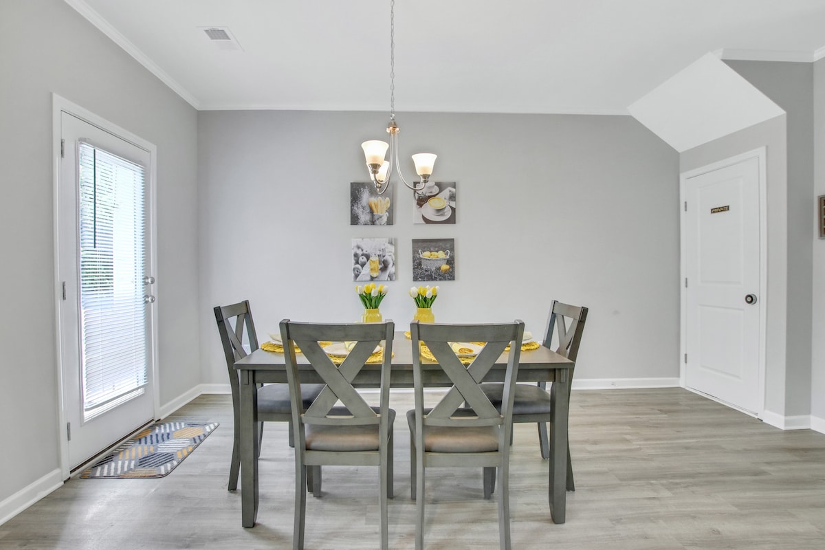 Dining area with seating for 6 people 
