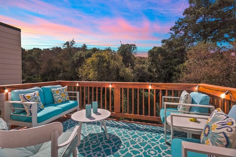 RELAX ...Back deck (No backyard)