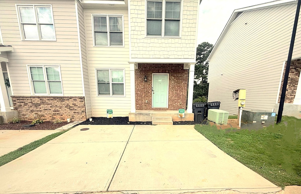 Elegant Townhome | 8 mins from Airport| No Carpet image 48