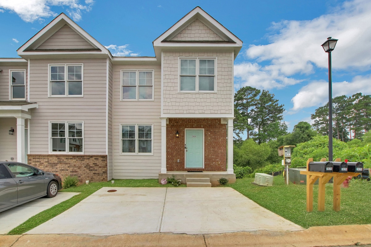 Front of Townhome (2) Parking spots 