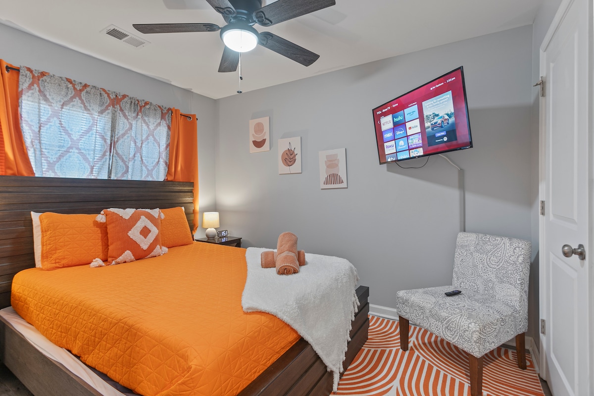 Queen bed (1) with Roku tv and USB plug