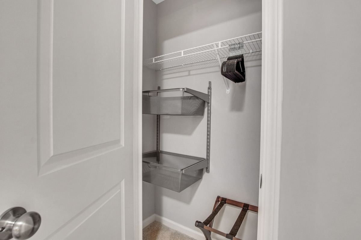 2nd bedroom closet 