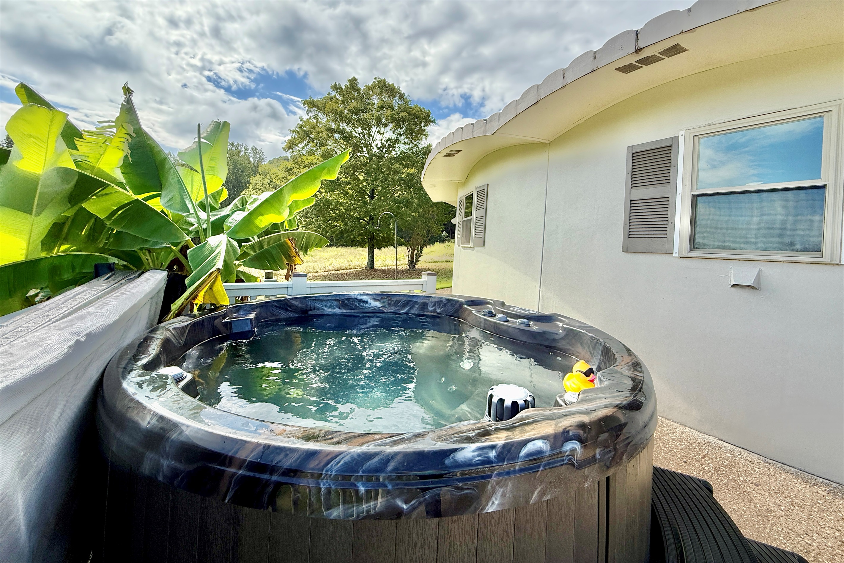 The Round House – Unique 2BR Fiberglass Home w/ Hot Tub & Pond - Elizabethtown