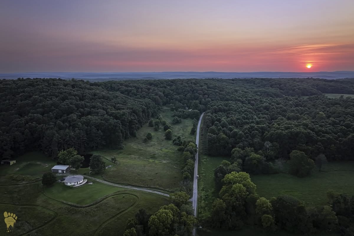 The Round House – Unique 2BR Fiberglass Home w/ Hot Tub & Pond - Elizabethtown