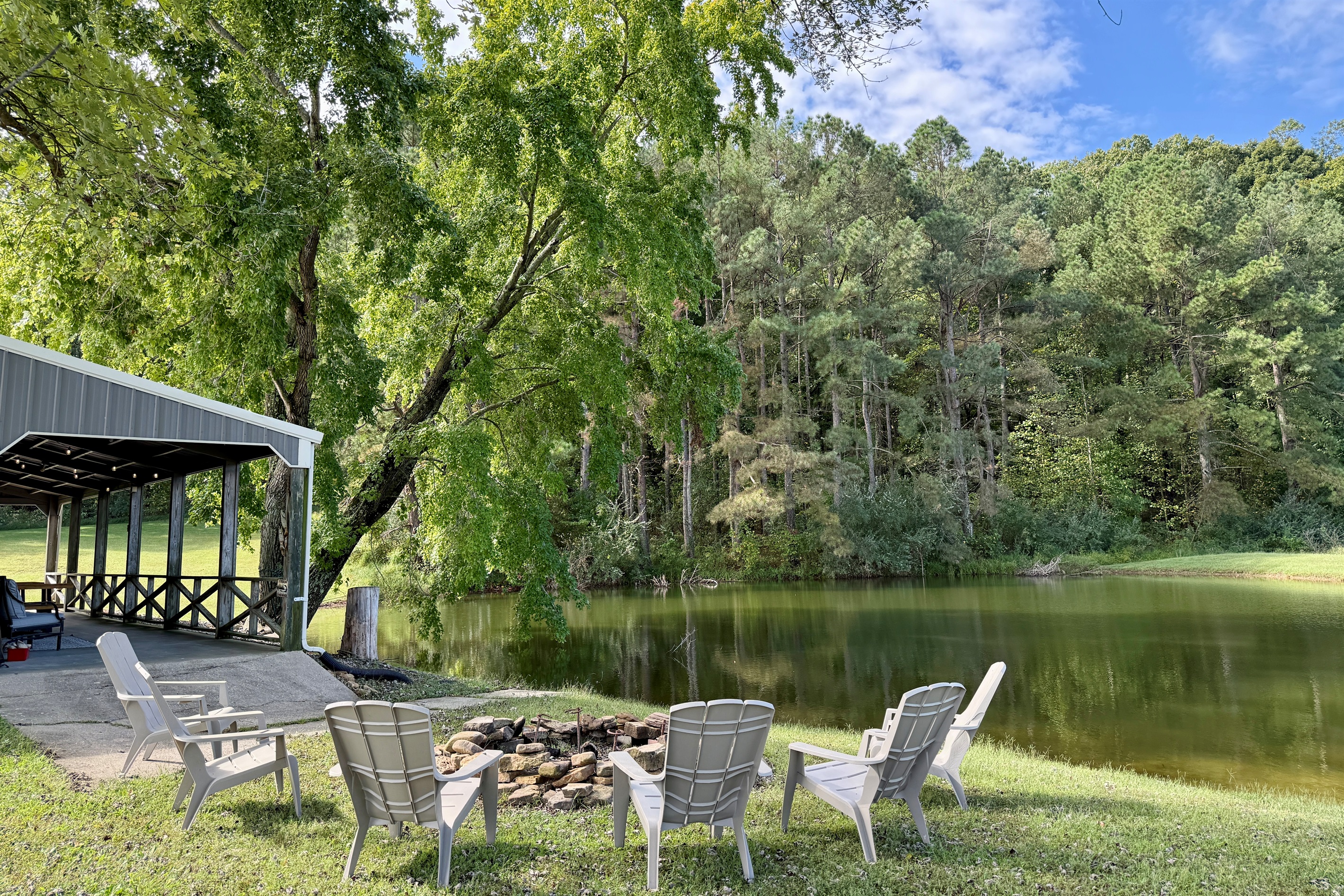 The Round House – Unique 2BR Fiberglass Home w/ Hot Tub & Pond - Elizabethtown