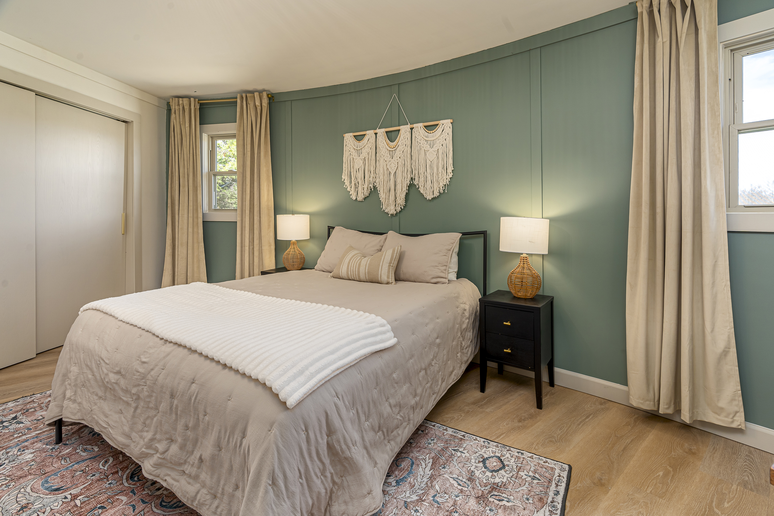 Queen Bed with room darkening drapes