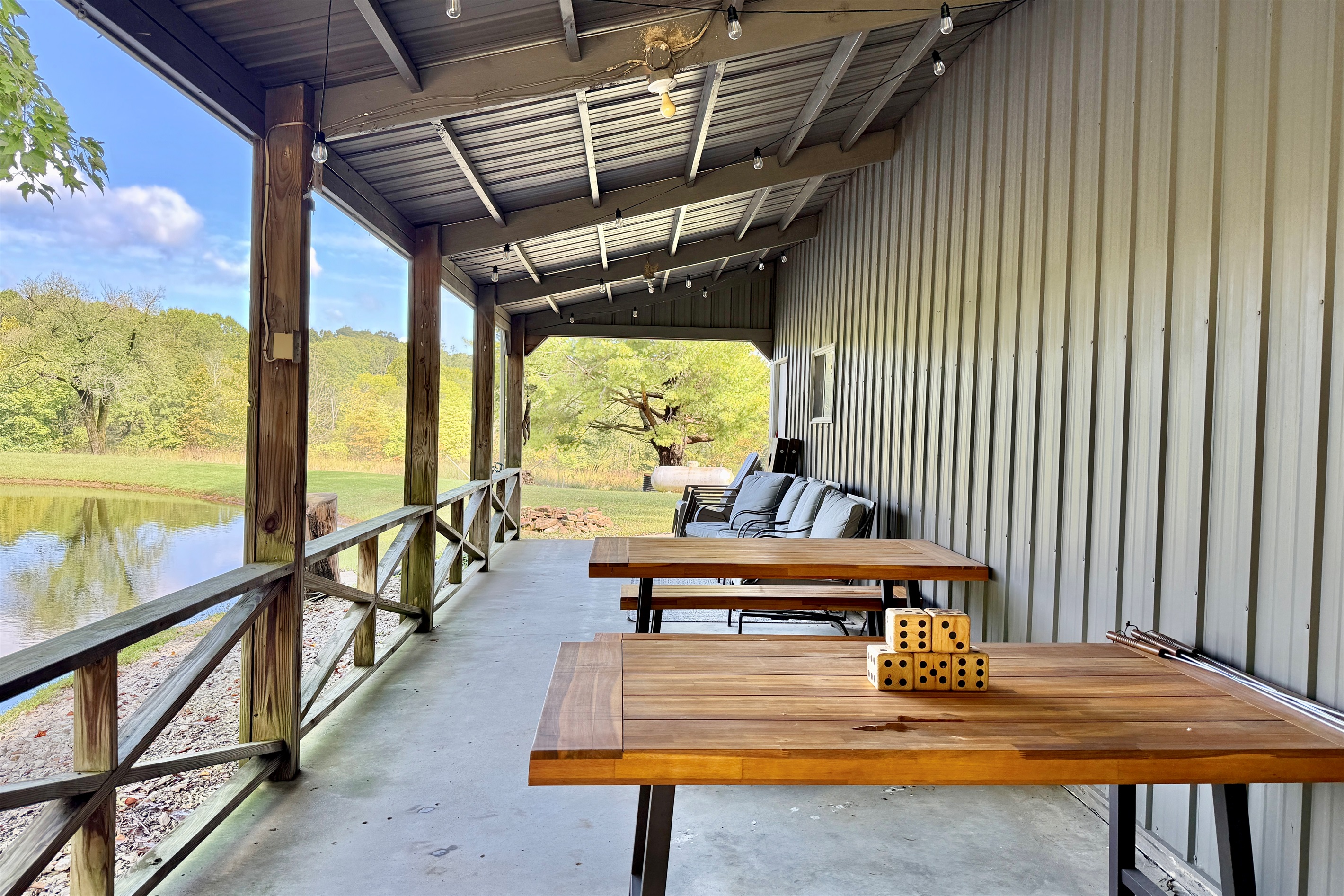 The Round House – Unique 2BR Fiberglass Home w/ Hot Tub & Pond - Elizabethtown