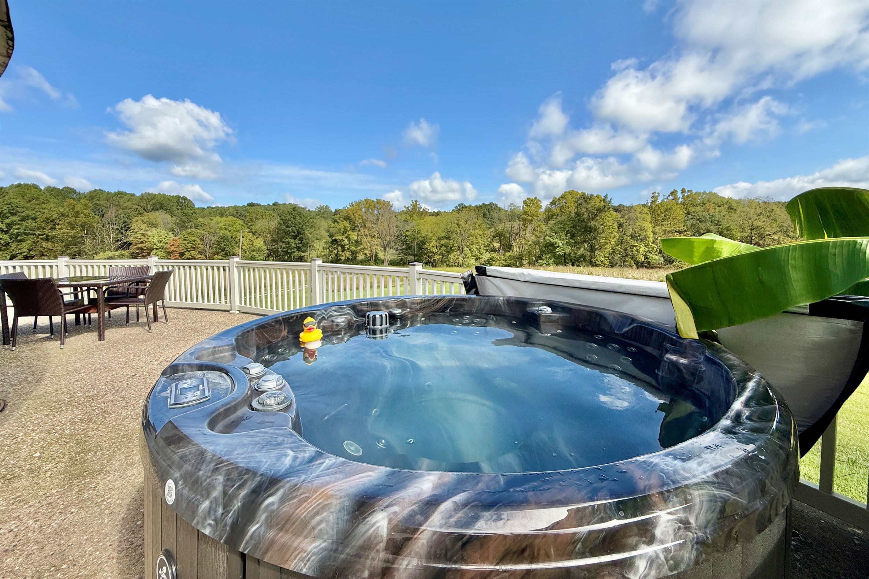 The Round House – Unique 2BR Fiberglass Home w/ Hot Tub & Pond - Elizabethtown