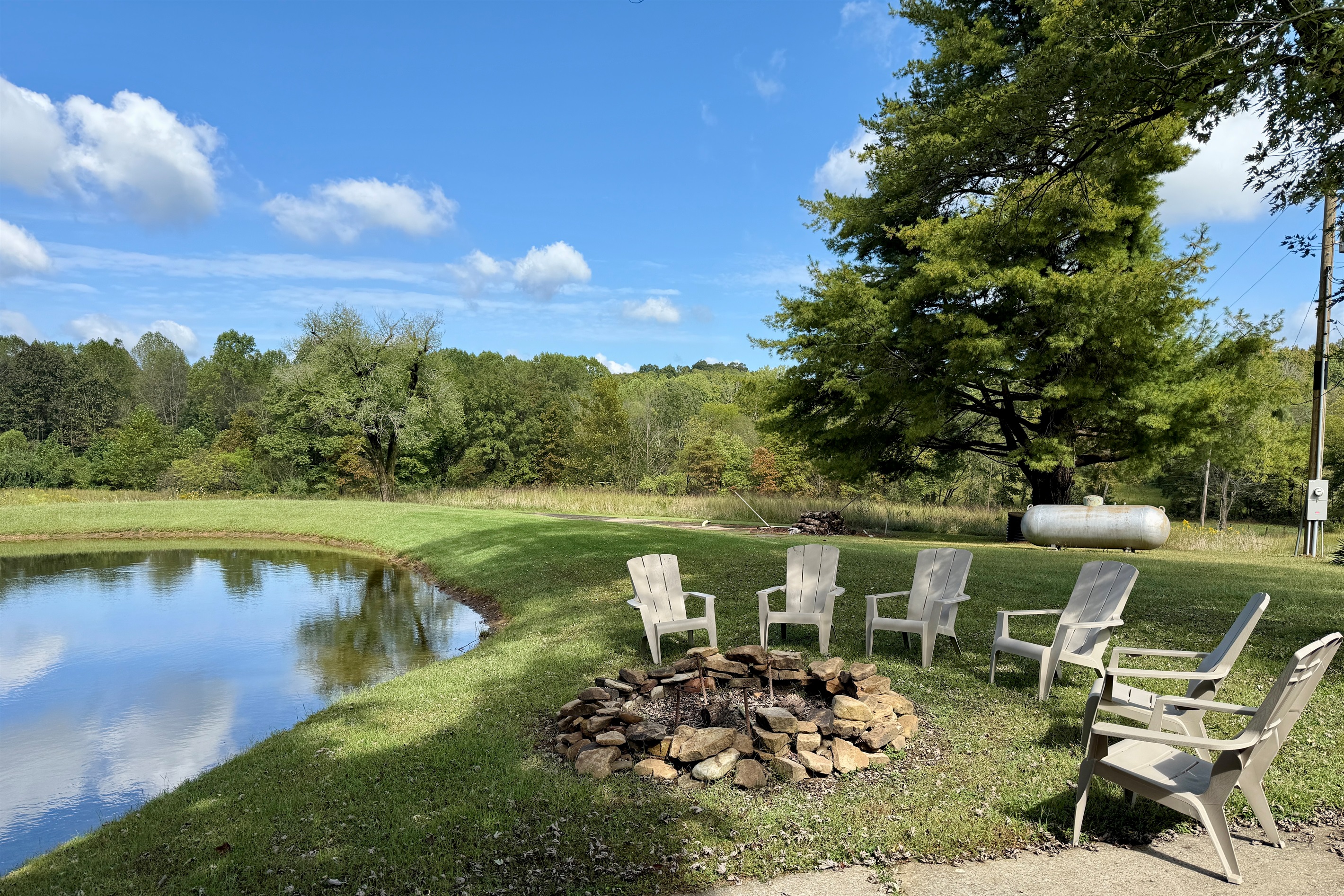 The Round House – Unique 2BR Fiberglass Home w/ Hot Tub & Pond - Elizabethtown