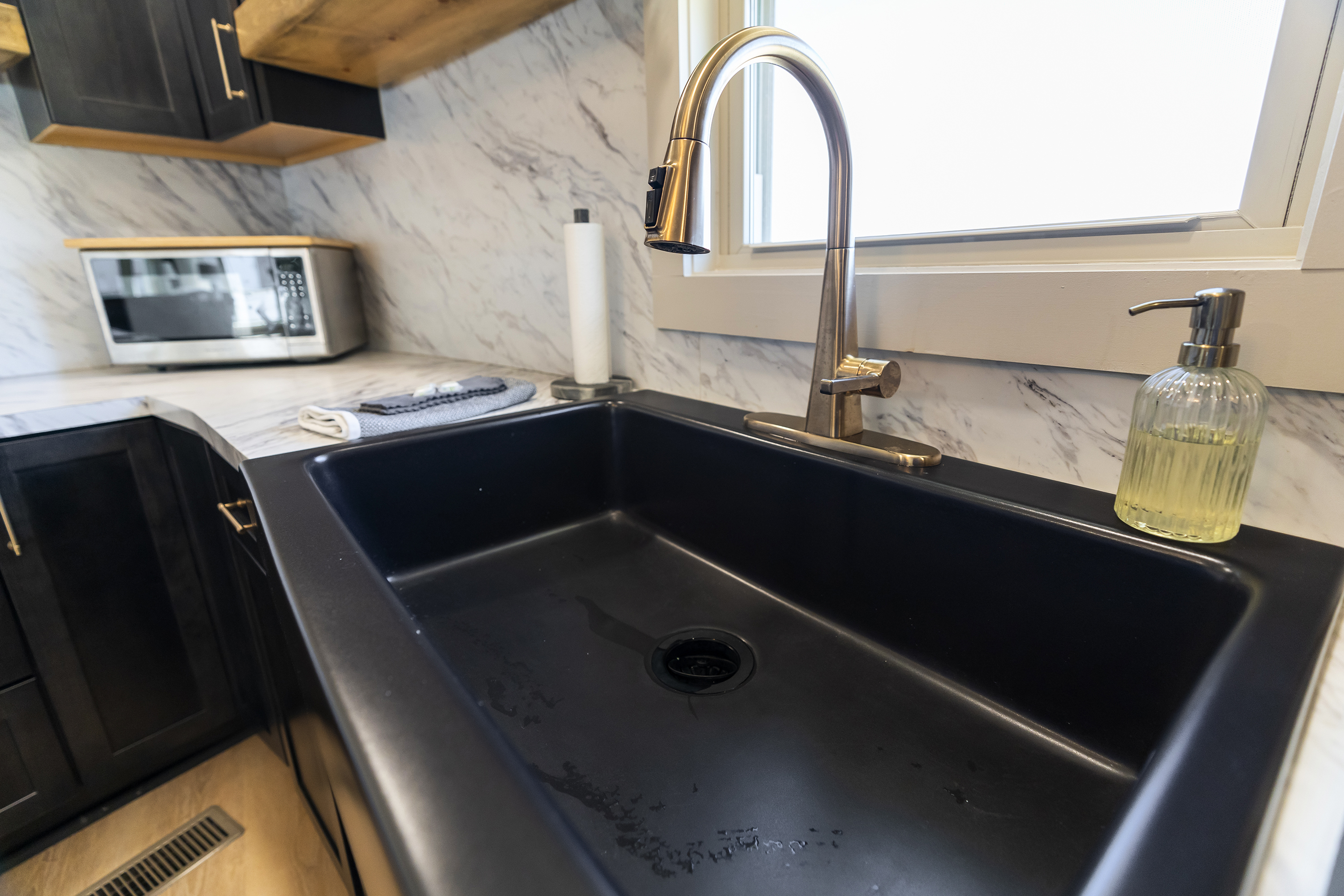 The Round House – Unique 2BR Fiberglass Home w/ Hot Tub & Pond - Elizabethtown