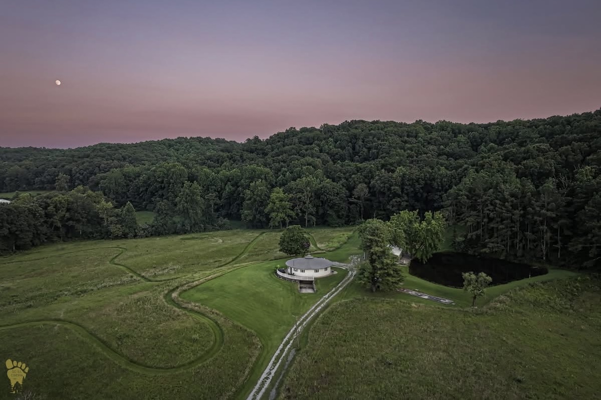 The Round House – Unique 2BR Fiberglass Home w/ Hot Tub & Pond - Elizabethtown