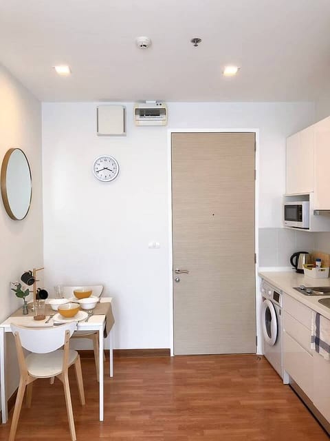 Newly furnished in the heart of Bkk walk 2Skytrain