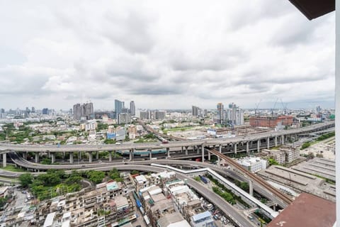 Newly furnished in the heart of Bkk walk 2Skytrain