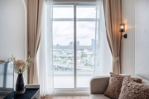 Newly furnished in the heart of Bkk walk 2Skytrain