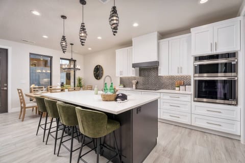 Zion Vacation|Sleeps 12 | Hot Tub, Golf, Waterpark