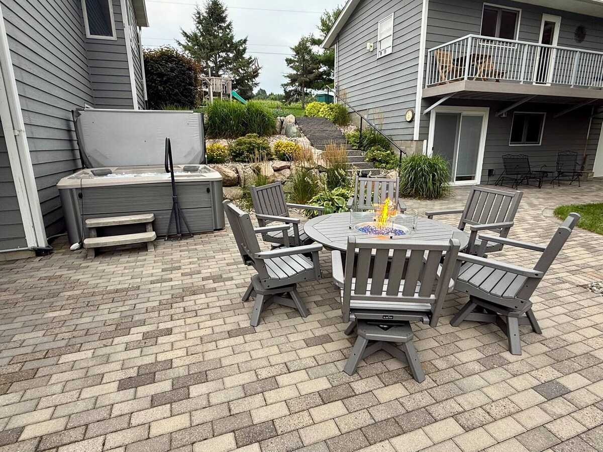 lakehouse-+-guesthouse-with-hottub-pontoon-rental/