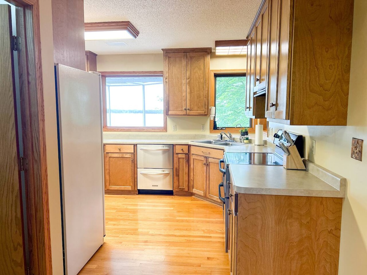 lakehouse-+-guesthouse-with-hottub-pontoon-rental/