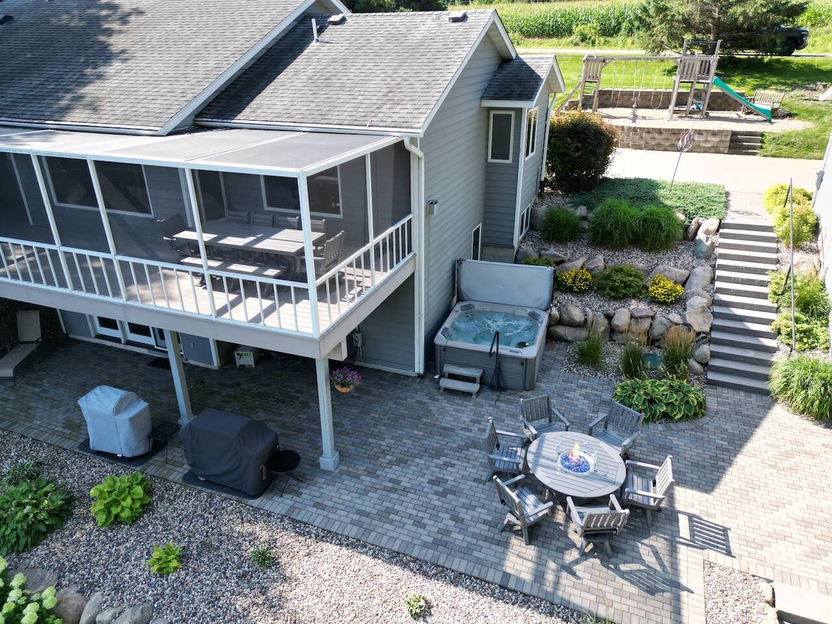 lakehouse-+-guesthouse-with-hottub-pontoon-rental/