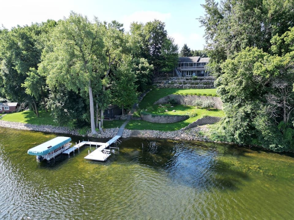 Lakehouse + Guesthouse with HotTub-Pontoon Rental image 1