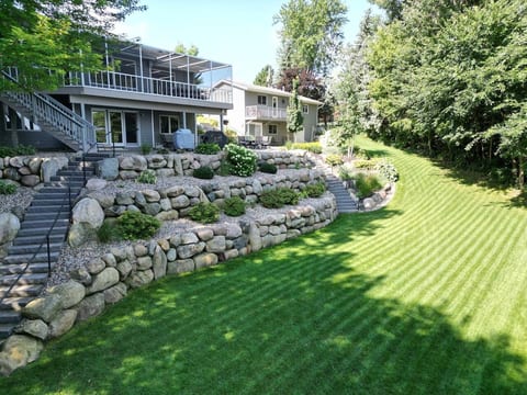 Lakehouse + Guesthouse with HotTub-Pontoon Rental image 2