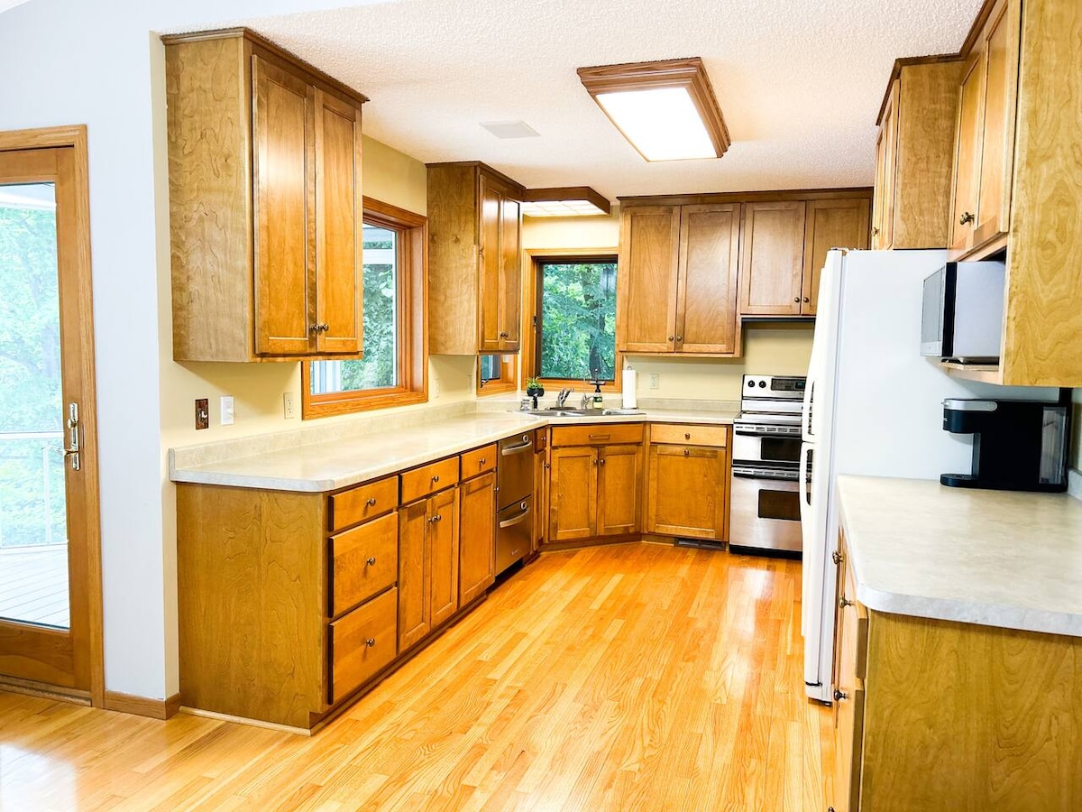 lakehouse-+-guesthouse-with-hottub-pontoon-rental/