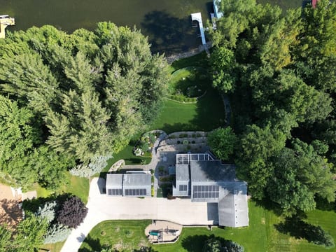Lakehouse + Guesthouse with HotTub-Pontoon Rental image 5