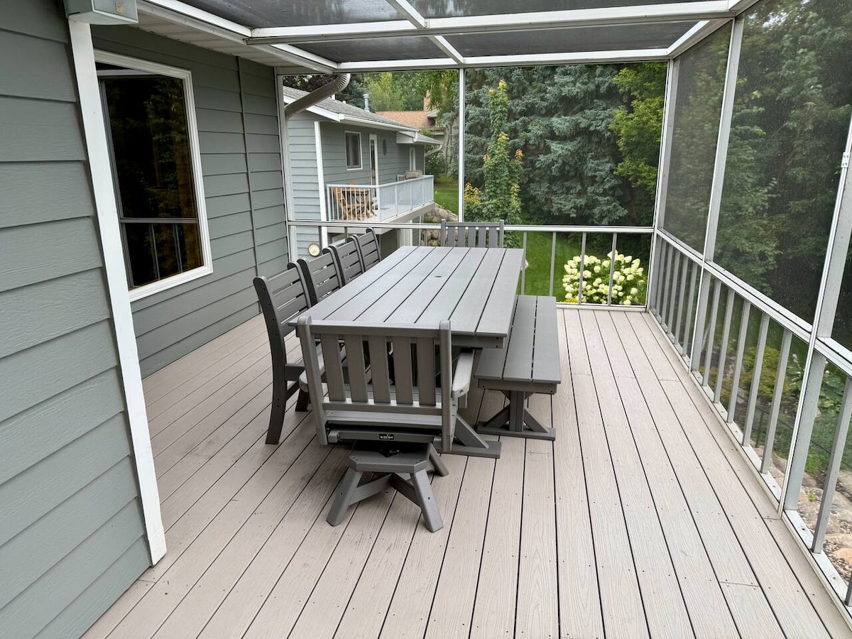 lakehouse-+-guesthouse-with-hottub-pontoon-rental/