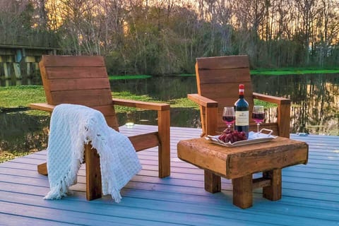 KAYAKERS RETREAT~King Bed Sleeps 8~Waterfront